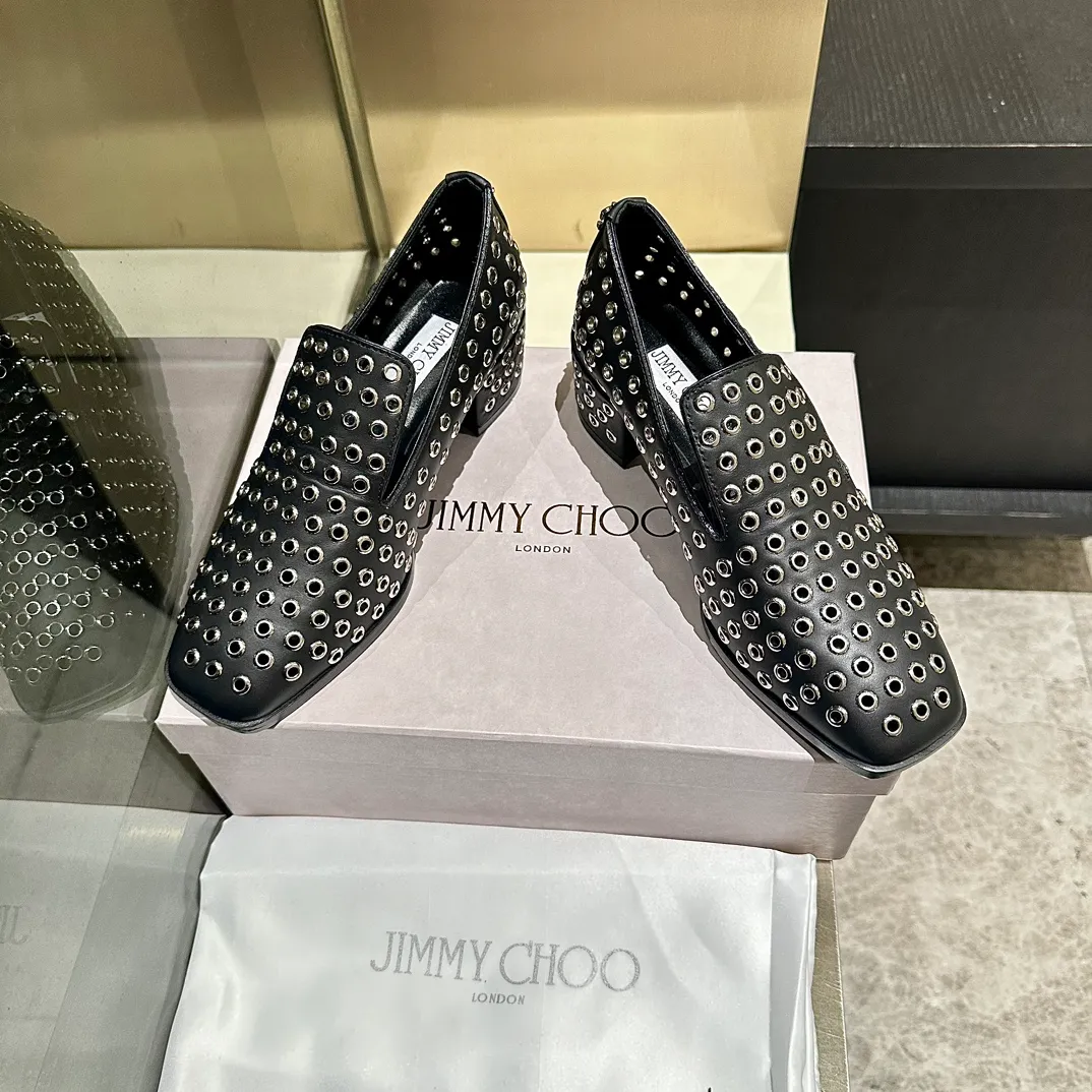 👟👟Ex-factory price 660👟👟 The new JIMMY CHOO, Loaf shoes, exclusive sale, rivet decoration design style is very unique, designed with the latest technology, strong three-dimensional effect👍Multiple technologies are integrated together, subverting fashion, super stylish! The combination is super beautiful. The original version is 1:1, versatile and trendy, both salty and sweet! Size: 35-40 Outsole: Leather outsole